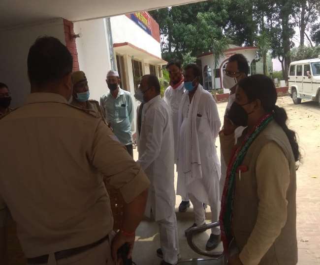 जानिए कहां पर मीट व मछली बांटने को लेकर भिड़ गए प्रधान प्रत्याशी, फिर क्या किया पुलिस ने Gorakhpur News