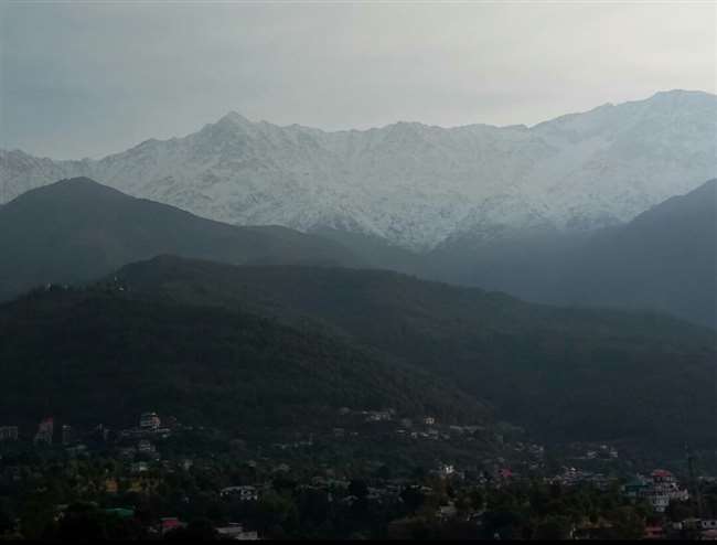 अप्रैल में ताजा बर्फबारी से चमक उठी धौलाधार की पहाड़ियां, कांगड़ा में बारिश ने किसानों की बढ़ाई परेशानी