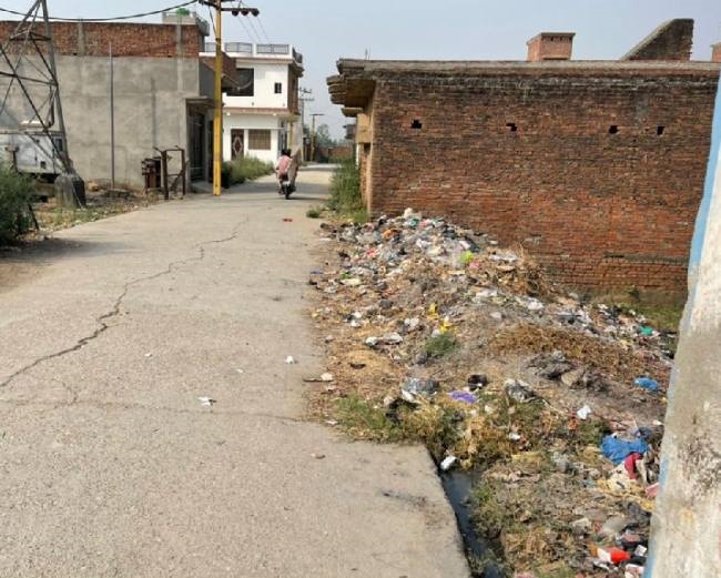 नालों में गंदगी से लोगों का जीना हुआ दुश्वार