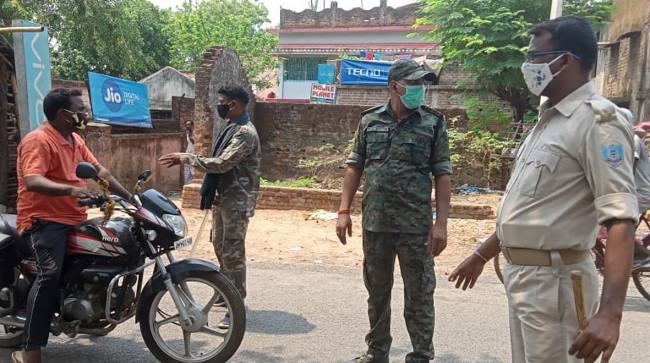 सड़क पर खाकी, घरों में जनता