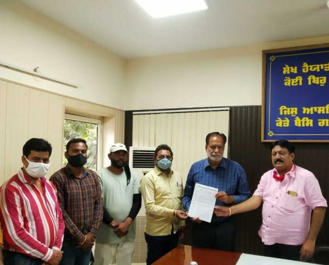 म्यूनिसिपल कर्मचारी संघर्ष कमेटी ने सौंपा मांगपत्र