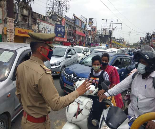 Lockdown in Gorakhpur: सख्त हुई पुलिस, कई स्थानों पर लगे बैरियर- सैकड़ों लोगों का कटा चालान