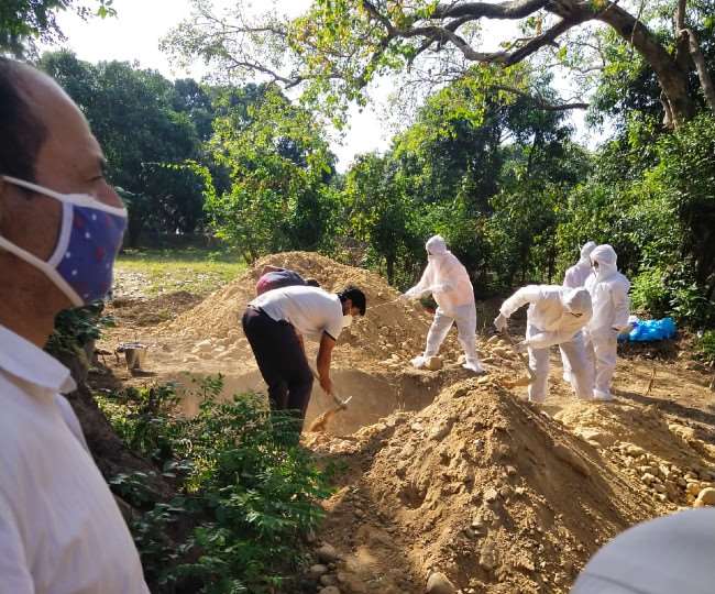 नूरपुर के चरुड़ी में प्रशासन व परिवार के सदस्यों ने दफनाया कोरोना संक्रमित महिला का शव Kangra News
