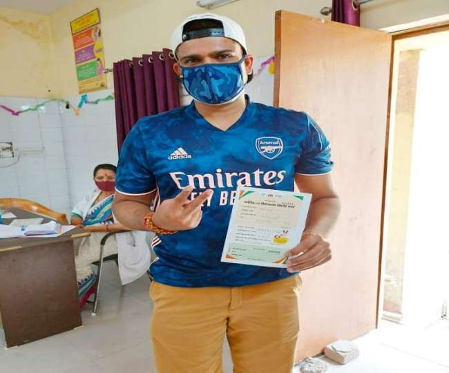 Vaccination In Meerut: क्रिकेटर कर्ण शर्मा ने लगवाई वैक्सीन, युवाओं प्रेरित करने के लिए दिया यह संदेश