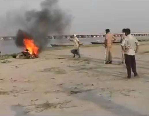 गंगा में बहकर आये शव को डीजल-टायर से जलाया, बलिया में पांच सिपाहियाें को एसपी ने किया निलंबित