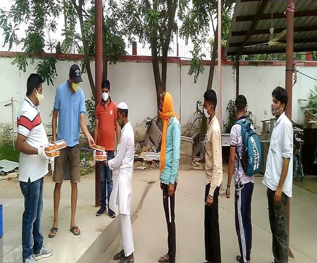 हौसले के आगे घुटने टेकता रोटी का संकट, इन युवाओं का फूड मोर्चा जरूरतमंदों का भर रहा पेट