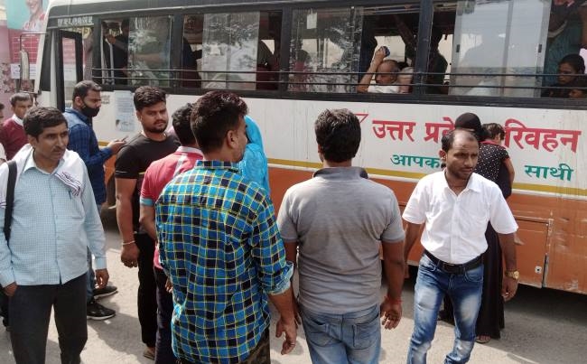 ट्रेनें बंद, बस के आगे बेबस हो रहे यात्री