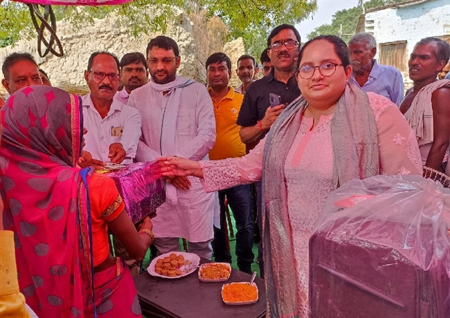 एडीएम-एसडीएम ने दिया आशीर्वाद, तहसील कर्मियों ने किया बरात का स्वागत