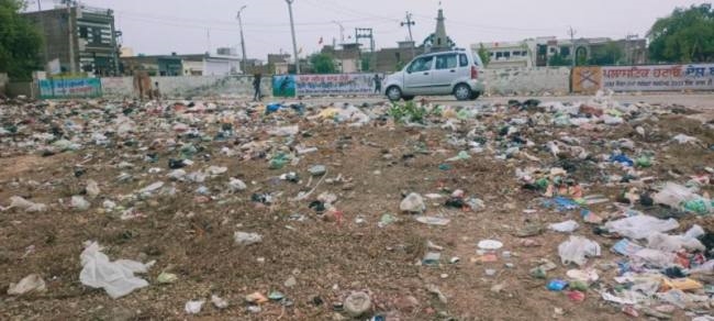 सफाई सेवकों की हड़ताल से शहर में लगे कूड़े के ढेर