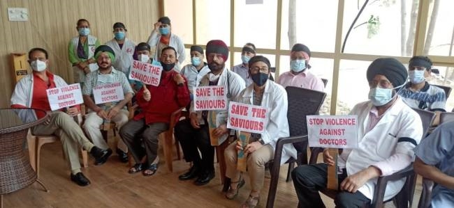 आइएमए के सदस्यों ने काली पट्टी बांधकर जताया रोष
