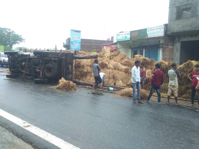 नारायणपुर में पिकअप वैन दुर्घटनाग्रस्त