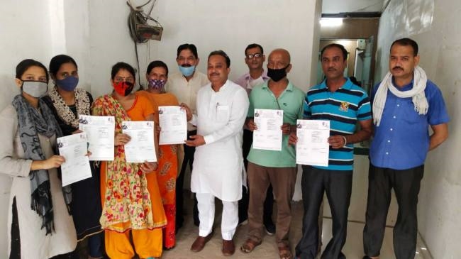पार्षद लाडी ने 38 जरूरतमंद परिवारों को बांटे नीले कार्ड