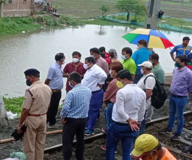 भारतीय रेल: पटरी को दुरुस्त करने में रेलवे ने झोंकी ताकत, जुटी पूरी टीम, कई ट्रेनें रद, शाम तक बहाल हो जाएगा रेल परिचालन
