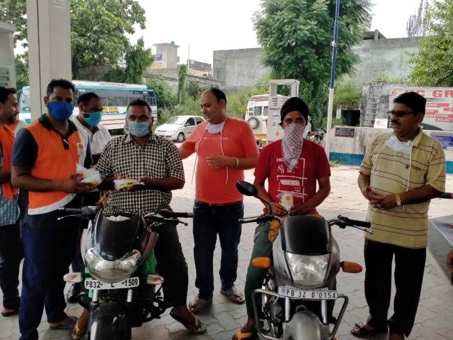 पेट्रोल पंप पर बांटी सेफ्टी किटें
