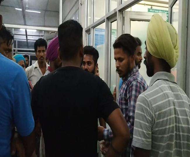 लुधियाना सिविल अस्पताल में आधी रात काे हंगामा, इलाज में कोताही बरतने पर डाक्टर के खिलाफ परिजनाें का प्रदर्शन