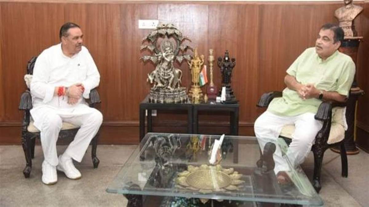 अमृतसर-चितपूर्णी सड़क के मामले में नितिन गडकरी से की विजय सांपला ने भेंट