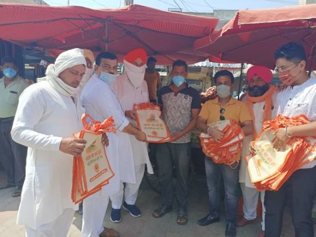 प्रधानमंत्री के जन्मदिन पर पूर्व विधायक ने कार्यकर्ताओं के साथ केक काटा