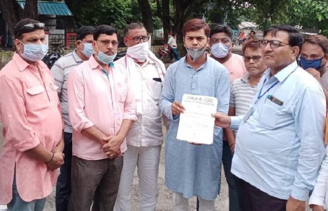 नाला निर्माण को लेकर सौंपा पत्रक