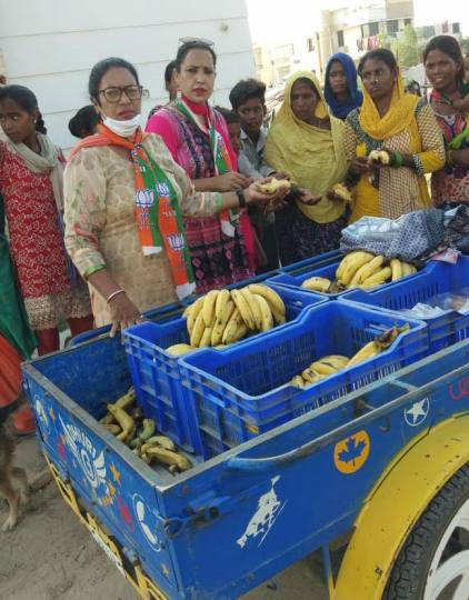 मोदी के जन्म दिवस के उपलक्ष्य में जरूरतमंदों को फल बांटे