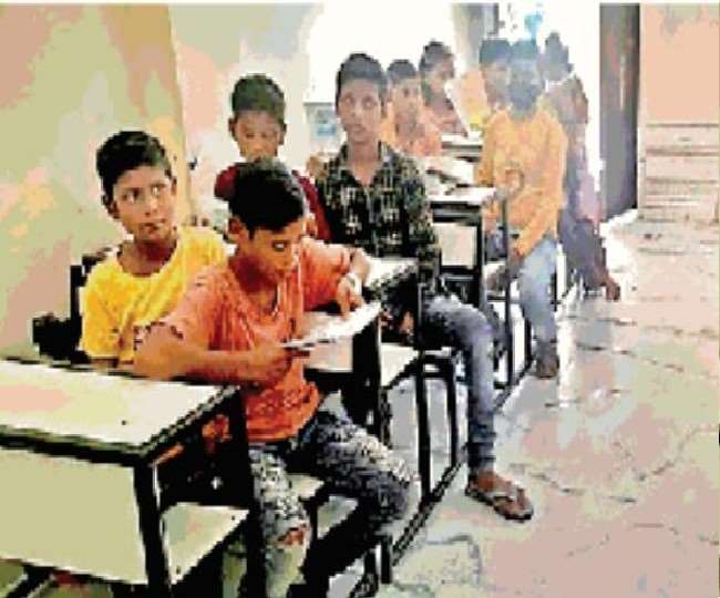 स्कूल खुले एक महीना हो गया पर बिना यूनिफार्म के मुरादाबाद में आ रहे बेसिक स्कूलों के बच्चे