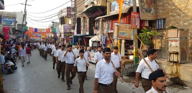 स्वयंसेवकों ने निकाला पथ संचलन
