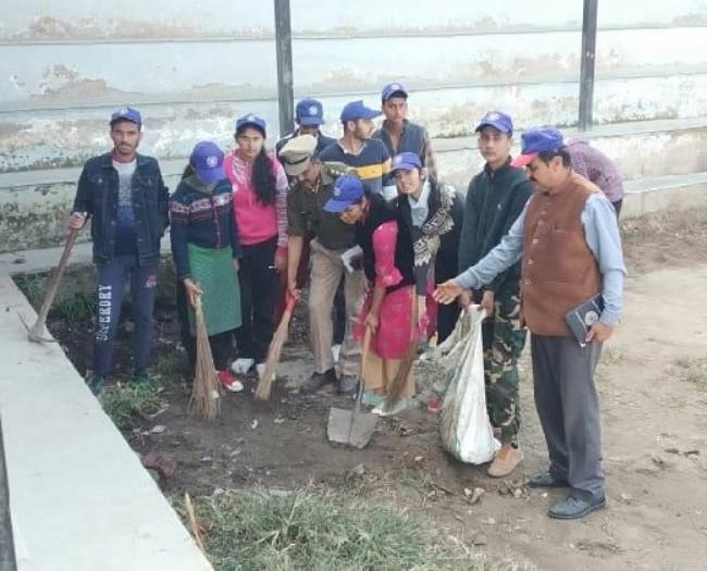 डमाड़ी गांव में चलाया स्वच्छता अभियान