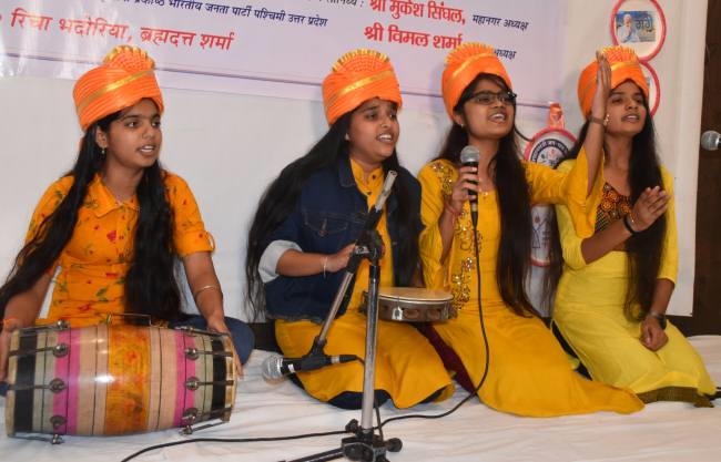 लोकगीतों में छाए मोदी-योगी.. कलाकारों ने बाधा समा