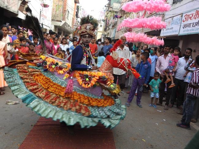 शाहजहांपुर में जन सैलाब के बीच भरत मिलाप, छतों से बरसे फूल