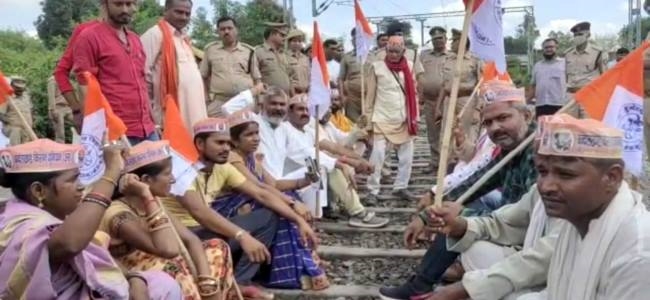 सफल नहीं हुई रेल रोकने की मंशा, पुलिस की सख्ती से आंदोलन बेअसर