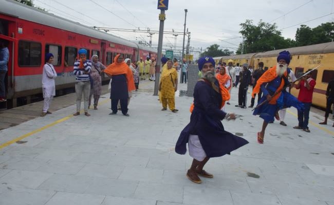 रेल रोको आह्वान का आंशिक असर दिखा
