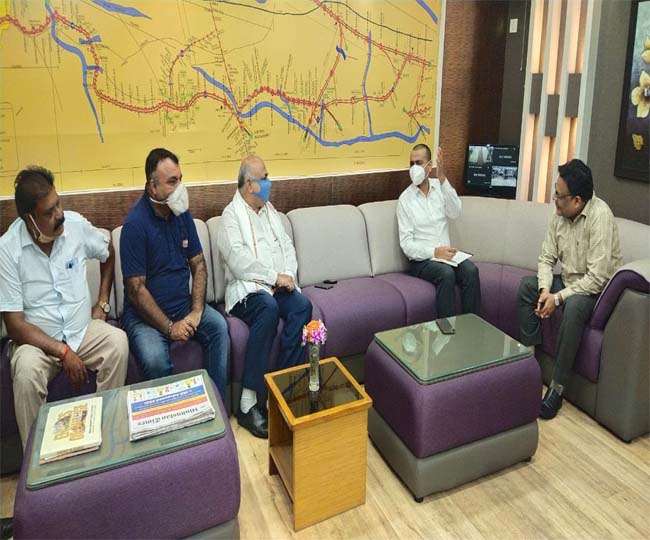 Indian Railways: त्योहारी सीजन में ट्रेनों में कंफर्म टिकट मिलना मुश्किल, छठ स्पेशल के लिए डीआरएम से मिले धनबाद के पूर्व मेयर