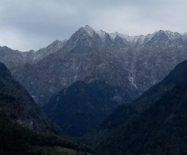 धर्मशाला में धौलाधार की पहाड़ियों पर हिमपात से बढ़ी ठंड, प्रशासन ने पर्यटकों के लिए एडवायजरी जारी की