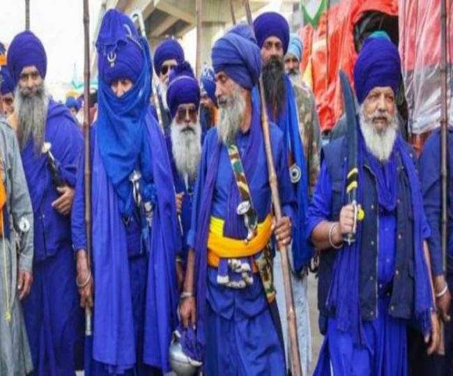 किसान आंदोलन में पड़ी दरार: निहंगों ने बुलाई महापंचायत, किसानों के खिलाफ हो सकता है बड़ा फैसला
