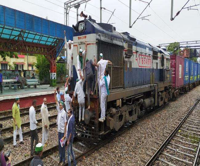 Rail Roko Andolan: दिल्ली में भी रेल पटरी पर प्रदर्शनकारियों का कब्जा, जानिए कौन-कौन सी ट्रेनों पर पड़ा असर