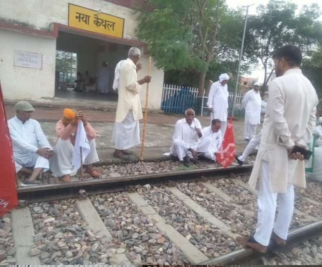 Rail Roko Andolan: किसानों का रेल रोको आंदोलन, कैथल रेलवे हाल्ट पर ट्रैक पर बैठे आंदोलनकारी