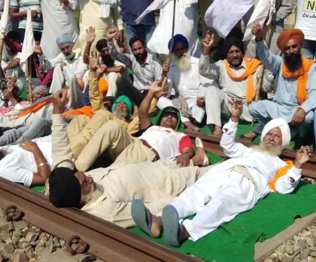 Kisan Rail Roko Andolan: पंजाब में किसानों ने कई जगह रोकी ट्रेनें, रेलवे ट्रैकों पर जमे, यात्री हुए परेशान