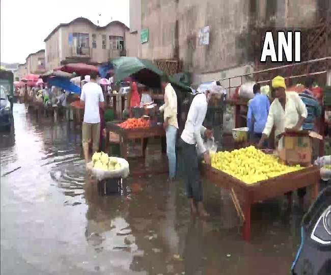 Weather Rain ALERT: दिल्ली-NCR में रातभर हुई बारिश, जगह-जगह जलभराव से ट्रैफिक जाम