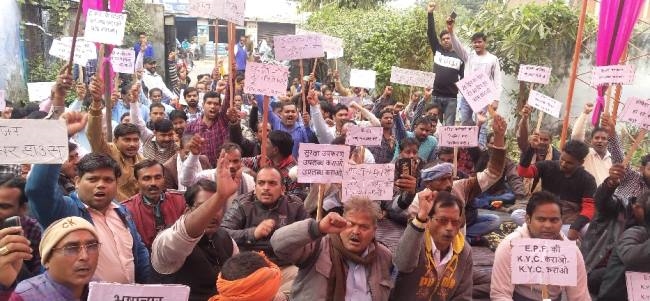 संविदा कर्मियों ने अधीक्षण अभियंता को घेरा, नारेबाजी
