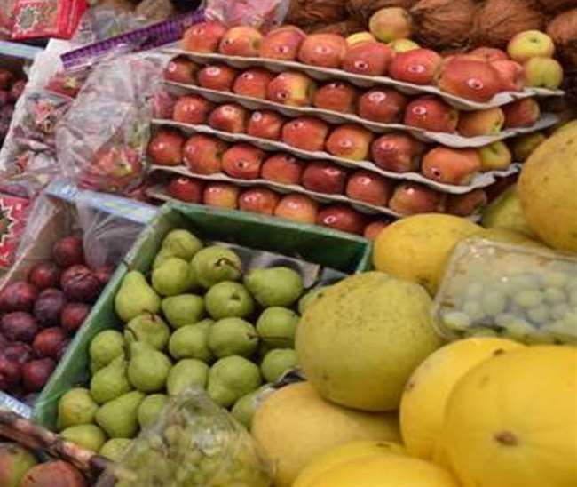 मुरादाबाद में अफसरों के आवास के सामने लग रहा फल बाजार, हादसा होने का खतरा बरकरार
