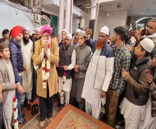 लुधियाना की जामा मस्जिद पहुंचे किसान नेता बलबीर राजेवाल, मुस्लिम समुदाय ने पुष्पवर्षा कर किया स्वागत