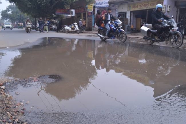 लीकेज से लड़खड़ाई शहरभर की जलापूर्ति