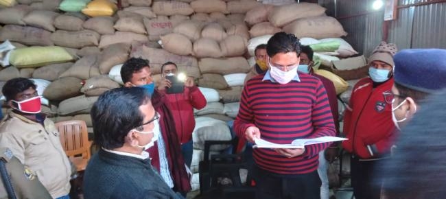 डीएम ने बखरी में किया धान क्रय केंद्रों का निरीक्षण