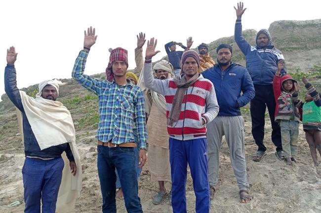 राघोपुर में गंगा में हो रहे कटाव से करीब दो दर्जन घर नदी में विलीन