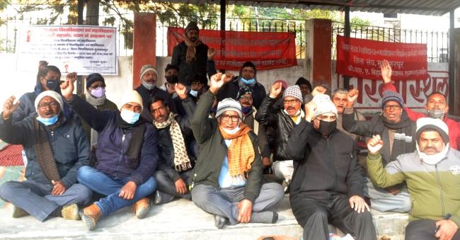 कुलपति का घेराव कर विवि में जड़ा ताला