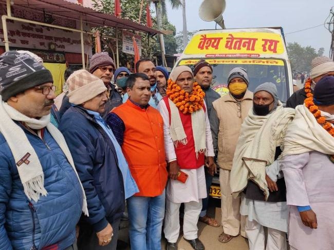 पालीगंज में वैश्य समाज रथ को हरी झंडी दिखाकर किया रवाना