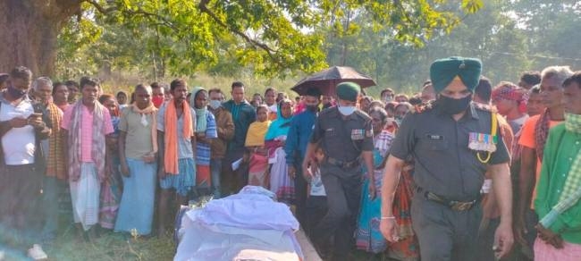 सेना के जवान मुन्ना ओराम का राष्ट्रीय सम्मान के साथ अंतिम संस्कार