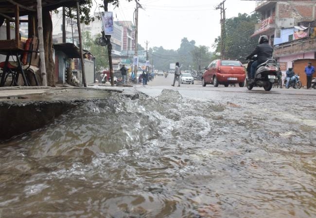 मैकराबर्टगंज में पाइप लाइन से फूटा फव्वारा, जलभराव