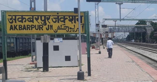 राकेश, राजेश, चंद्रप्रकाश, रामअचल, लालजी सब दलबदलू
