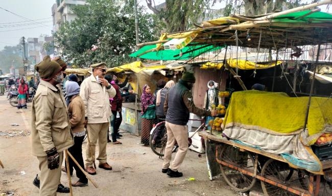 जिला अस्पताल के गेट से हटा अतिक्रमण