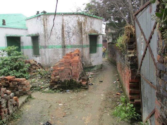 मतदान केंद्रों पर पगडंडी, उखड़ी सड़क से जाएंगे वोट देने